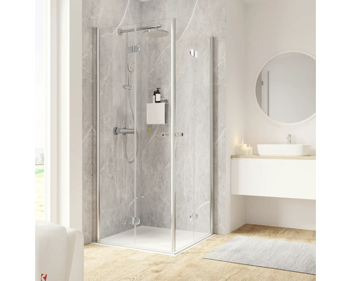 Eckdusche mit transparenter Duschwand im Badezimmer