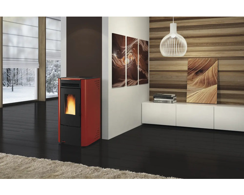 Wohnraum mit Pelletofen, Sideboard und Dekoration