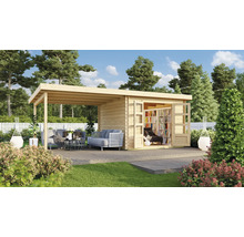 Garten mit Holzgartenhaus mit Überdachung und Terrasse mit Gartenmöbeln