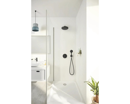 Helles Badezimmer mit Dusche, Armatur und Waschbecken