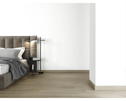 Schlafzimmer mit Bett, Nachttisch und Stehlampe