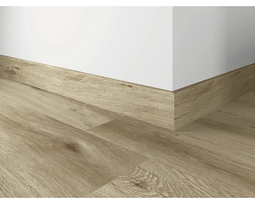 Holzfußboden mit passender Fußleiste an einer Wand