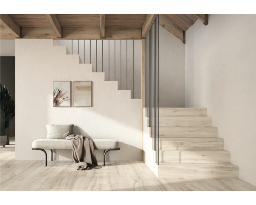 Heller Raum mit Treppe, Sitzbank, Dekoration und Holzbalkendecke