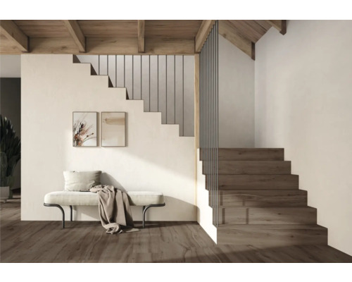 Innenraum mit Holztreppe, Sitzbank und Dekoration