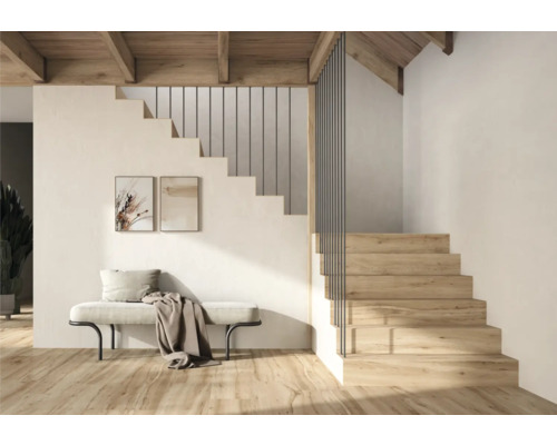 Heller Raum mit Holztreppe, Sitzbank und Wandbildern