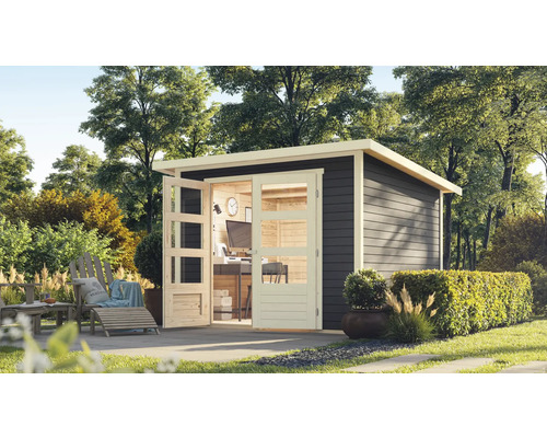 Modernes Gartenhaus mit geöffneten Glastüren und Büroeinrichtung im Garten.