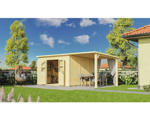 Gartenhaus Konsta Baltrum 2 mit Fußboden und Schleppdach 601 x 306 cm natur Holzgartenhaus mit geöffneten Türen, Fahrrad und Werkzeugen im Inneren, sowie ein angrenzender überdachter Sitzbereich mit Tisch und Stühlen im Garten