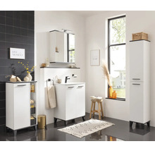 Badezimmer mit Waschtisch, Spiegelschrank, Hochschrank und Unterschrank in hellem und freundlichem Design