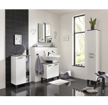 Badezimmer mit Waschtisch, Spiegelschrank, Hochschrank und Unterschrank in einem hellen, modernen Design.