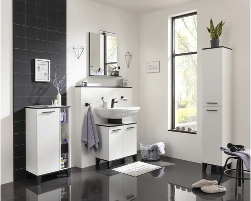 Badezimmer mit Waschtisch, Spiegelschrank, Hochschrank und Unterschrank in einem hellen, modernen Design.