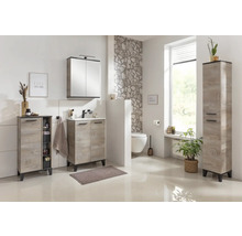 Badezimmer mit Waschtisch, Spiegelschrank, Seitenschrank und Hochschrank