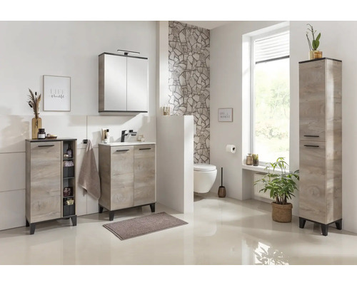 Badezimmer mit Waschtisch, Spiegelschrank, Seitenschrank und Hochschrank