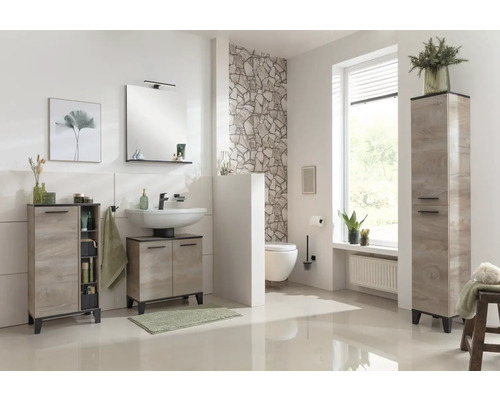 Helles Badezimmer mit Waschtisch, Unterschrank, Spiegelschrank, Hochschrank und Toilette