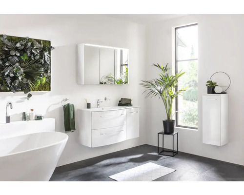 Helles Badezimmer mit Badewanne, Waschtisch mit Unterschrank, Spiegelschrank und Wandregal