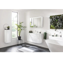 Helles Badezimmer mit Badewanne, Waschtisch, Spiegelschrank, Hängeschrank und Dekorationen.