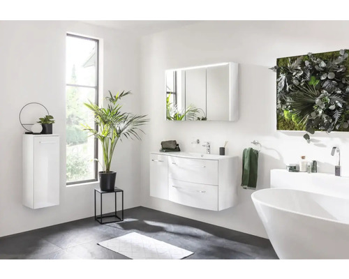 Helles Badezimmer mit Badewanne, Waschbeckenunterschrank, Spiegelschrank und Wandschrank