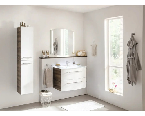 Badezimmer mit Waschtisch, Spiegelschrank, Hochschrank und Handtuchhalter in hellem und freundlichem Design