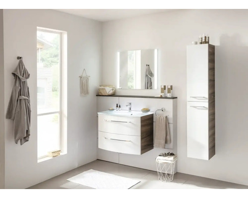 Modernes Badezimmer mit Waschtisch, Spiegel und Hochschrank für ein stilvolles Ambiente