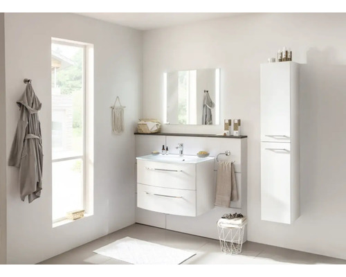Helles Badezimmer mit Waschtischunterschrank, Spiegel, Hochschrank und Badtextilien.