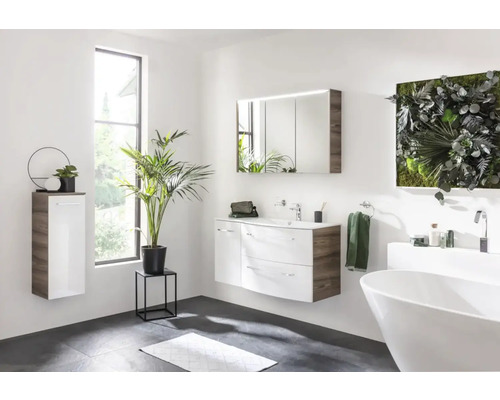 Modernes Badezimmer mit Waschtisch, Spiegelschrank, Badewanne und Pflanzen