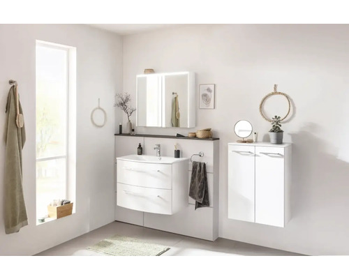 Helles Badezimmer mit Waschtisch, Spiegel, Handtüchern und Dekoration