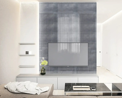 Modernes Wohnzimmer mit grauer Wandfliese, TV-Gerät und minimalistischer Einrichtung.
