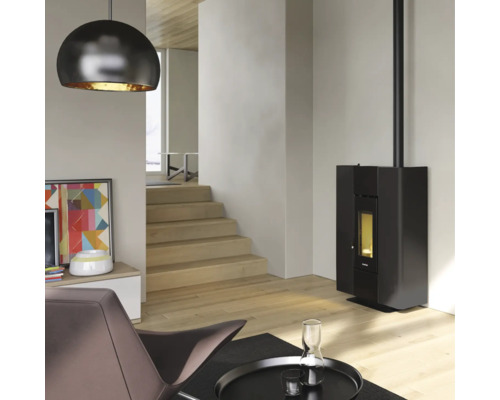 Wohnzimmer mit Pelletofen, Lampe und Treppe