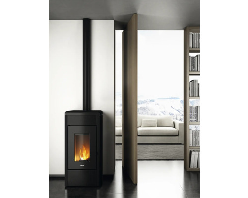 Schwarzer Pelletofen im Wohnzimmer mit modernem Design