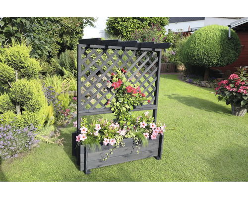 Holz-Pflanzkasten mit Rankgitter und blühenden Pflanzen im Garten