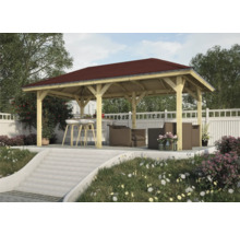 Holzpavillon mit braunem Dach in einem Garten mit Rasenfläche und Treppe