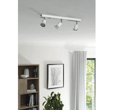 Deckenleuchte mit drei Strahlern im Wohnzimmer.