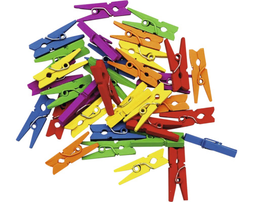 Bündel bunter Wäscheklammern aus Holz