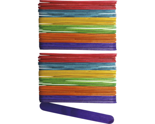 Bündel aus farbigen Holzstäbchen für Bastelarbeiten