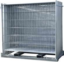 Stapelpalette mit Bauzaunelementen aus Metall