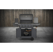 Gasgrill mit geöffnetem Deckel, Seitentischen und einer Gasflasche im Unterschrank