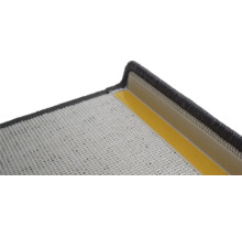 Detailansicht einer Treppenmatte mit Klebestreifen zur Befestigung.