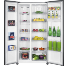 Geöffneter Side-by-Side Kühlschrank mit Lebensmitteln auf den Regalen
