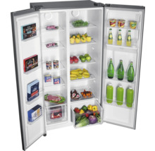 Geöffneter Side-by-Side Kühlschrank mit Lebensmitteln