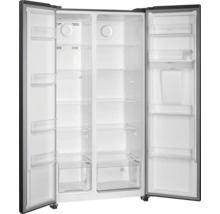 Geöffneter Side-by-Side Kühlschrank mit Regalen und Schubladen.
