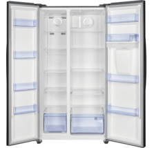 Geöffneter Side-by-Side Kühlschrank mit Regalen und Schubladen