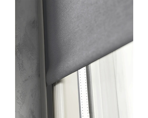 Rollladen teilweise heruntergelassen