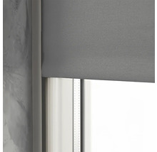 Graues Rollo vor einem Fenster