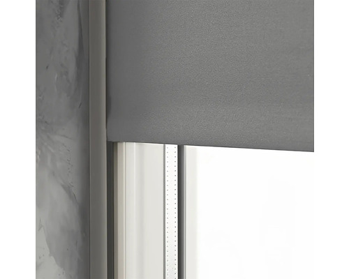 Graues Rollo vor einem Fenster