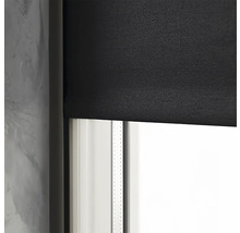 Schwarzes Rollo am Fenster zur Verdunkelung.