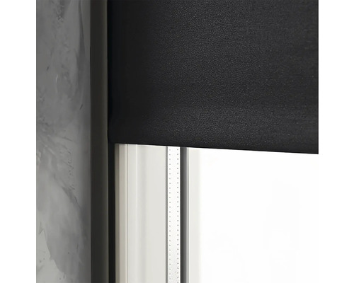 Schwarzes Rollo am Fenster zur Verdunkelung.