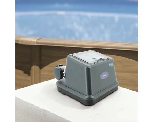 Poolpumpe auf einem Tisch im Freien