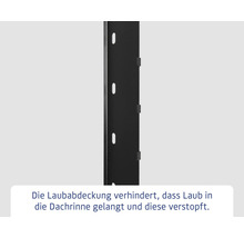 Detailaufnahme eines schwarzen Dachrinnenlaubschutzgitters zur Vermeidung von Verstopfungen
