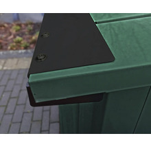 Detailansicht einer grünen Mülltonnenbox mit einer schwarzen Metallabdeckung und Schrauben