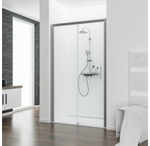 Badezimmer mit Duschkabine, Duscharmatur und Waschbeckenunterschrank