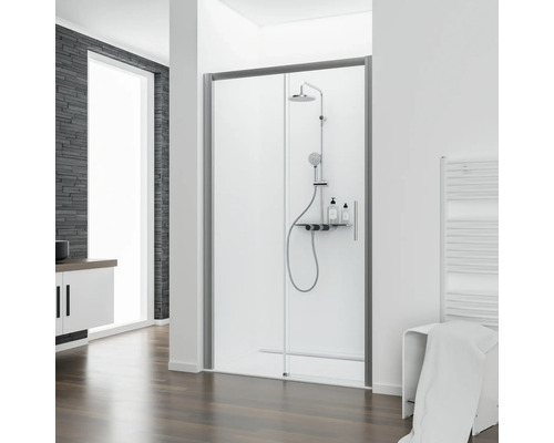 Badezimmer mit Duschkabine, Duscharmatur und Waschbeckenunterschrank